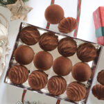 6cm Brown Rose Shiny Flocking Christmas Ball Ornament - 图片 2