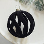6cm Black S-Shape Hollow Flocking Christmas Ball Ornament - 图片 3